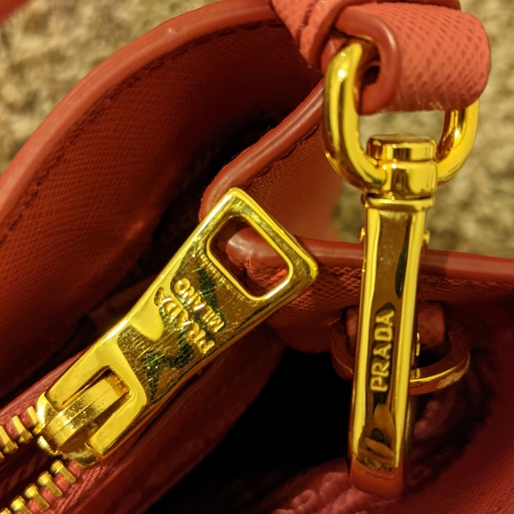 Prada Saffiano handbag - Picture 4 of 9